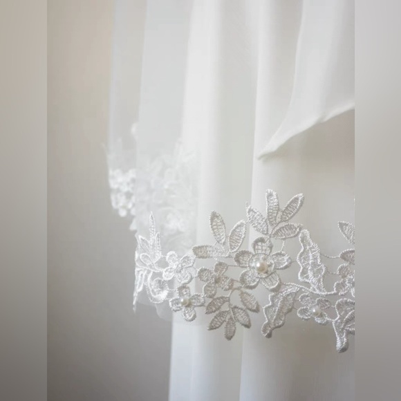 Floral Lace Short Wedding Veil with Comb Fingertip Length - Picture 3 of 6